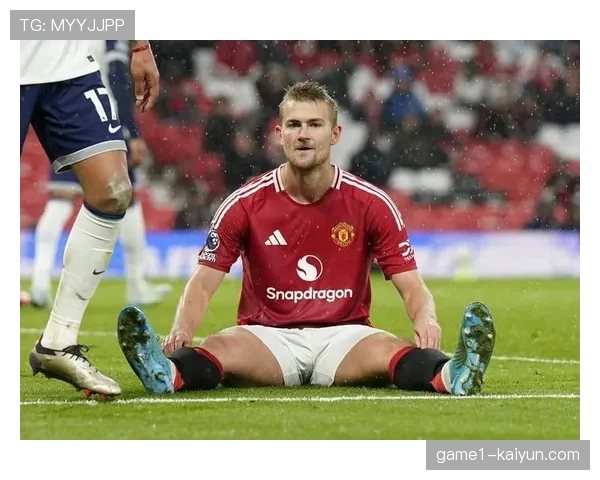 曼联医疗团队评估德里赫特伤情 复杂背部伤势恢复缓慢